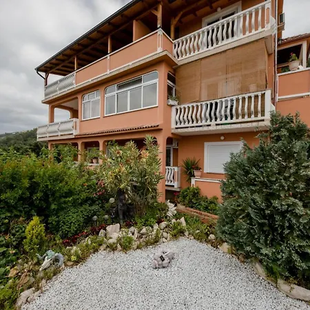 In With Seaview, Terrace, Air Condition, Wifi Apartment *