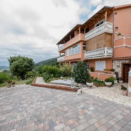 In With Seaview, Terrace, Air Condition, Wifi Mundanije