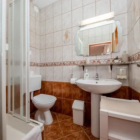 In With Seaview, Terrace, Air Condition, Wifi Apartman Mundanije