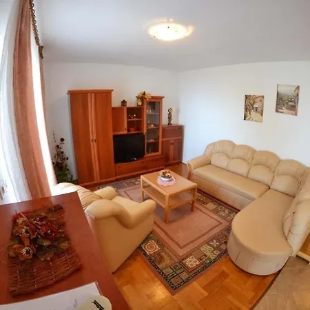 In With Seaview, Terrace, Air Condition, Wifi Apartman