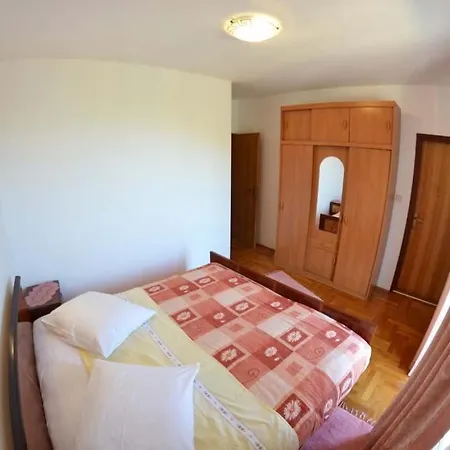 In With Seaview, Terrace, Air Condition, Wifi Apartman *