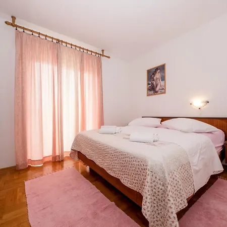In With Seaview, Terrace, Air Condition, Wifi Apartment