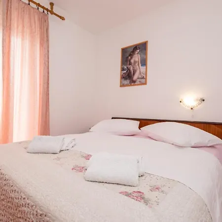 In With Seaview, Terrace, Air Condition, Wifi *