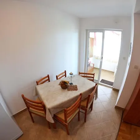 In With Seaview, Terrace, Air Condition, Wifi * Mundanije