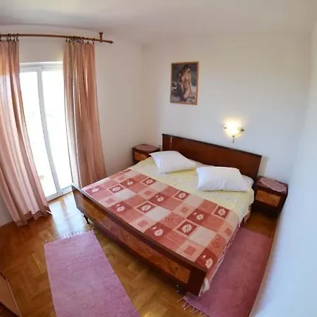 In With Seaview, Terrace, Air Condition, Wifi Mundanije