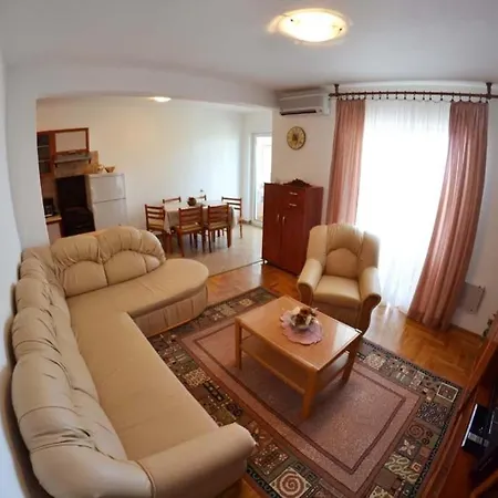 In With Seaview, Terrace, Air Condition, Wifi Apartment