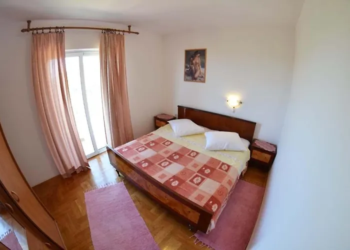 In With Seaview, Terrace, Air Condition, Wifi Mundanije